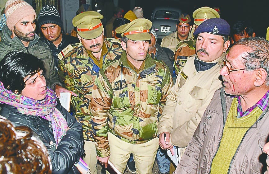 badmaasho ne goli barsaakar 13 lakh loote