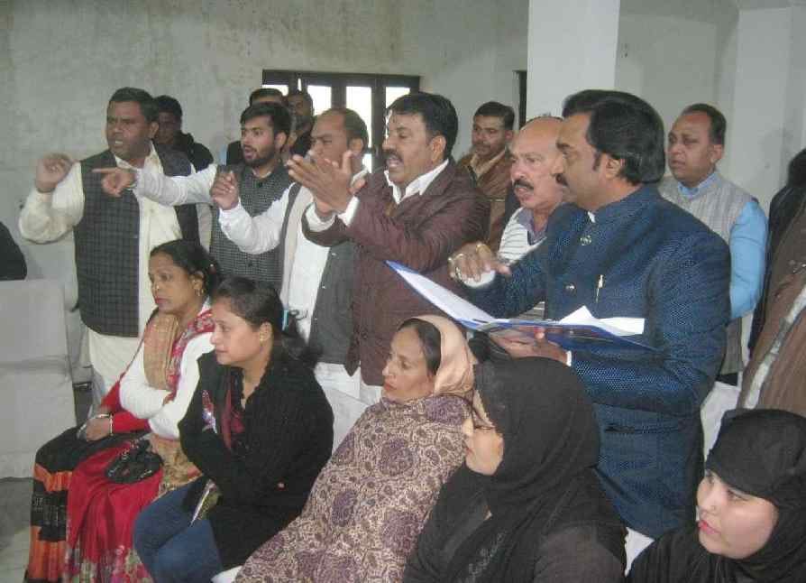 Commotion at the first meeting of the municipal board