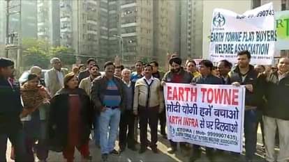 FLAT BUYERS IN NOIDA PROTEST AGAINST BUILDERS