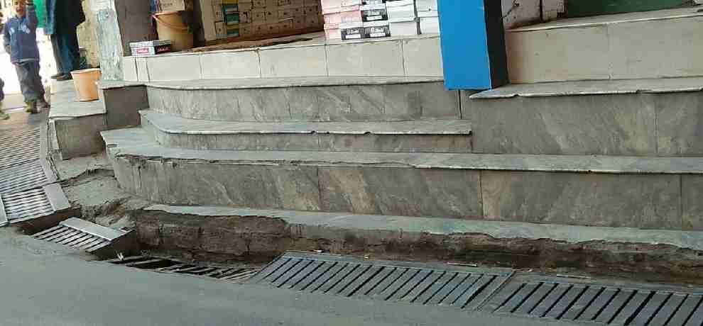 नप ने कब्जे हटाने के बाद नहीं ढकी नालियां, हादसे को दे रही आमंत्रण