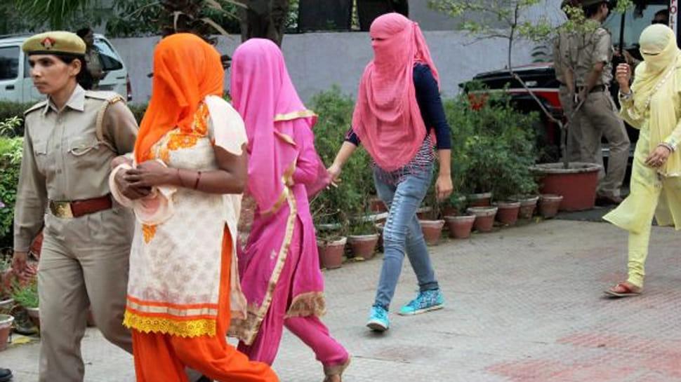 Haryana: Gurugram police arrested four young man and five girl for sex racket 