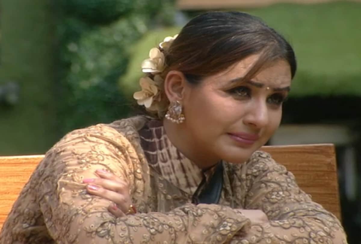 Before the elimination Luv Tyagi says Shilpa Shinde will get the Bigg Boss 11 trophy 