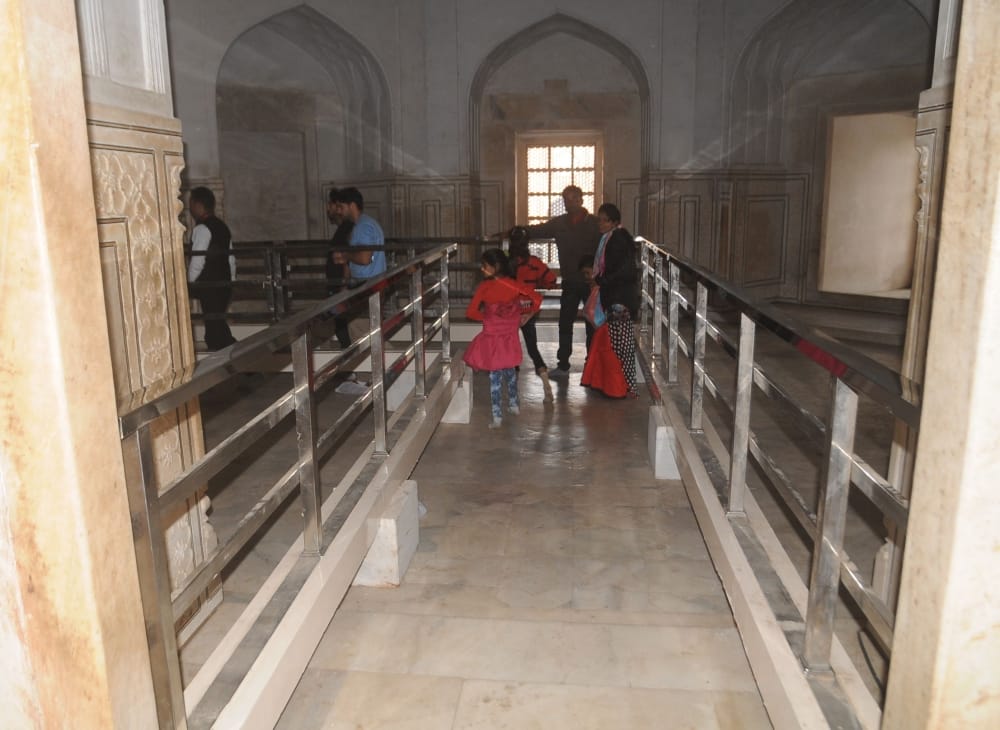 railing in main tomb of tajmahal removed by archaeological survey of india 