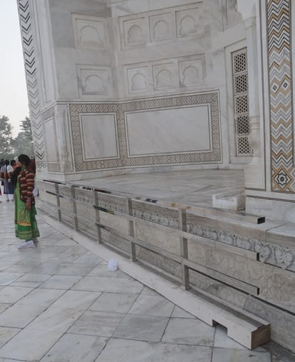 railing in main tomb of tajmahal removed by archaeological survey of india 