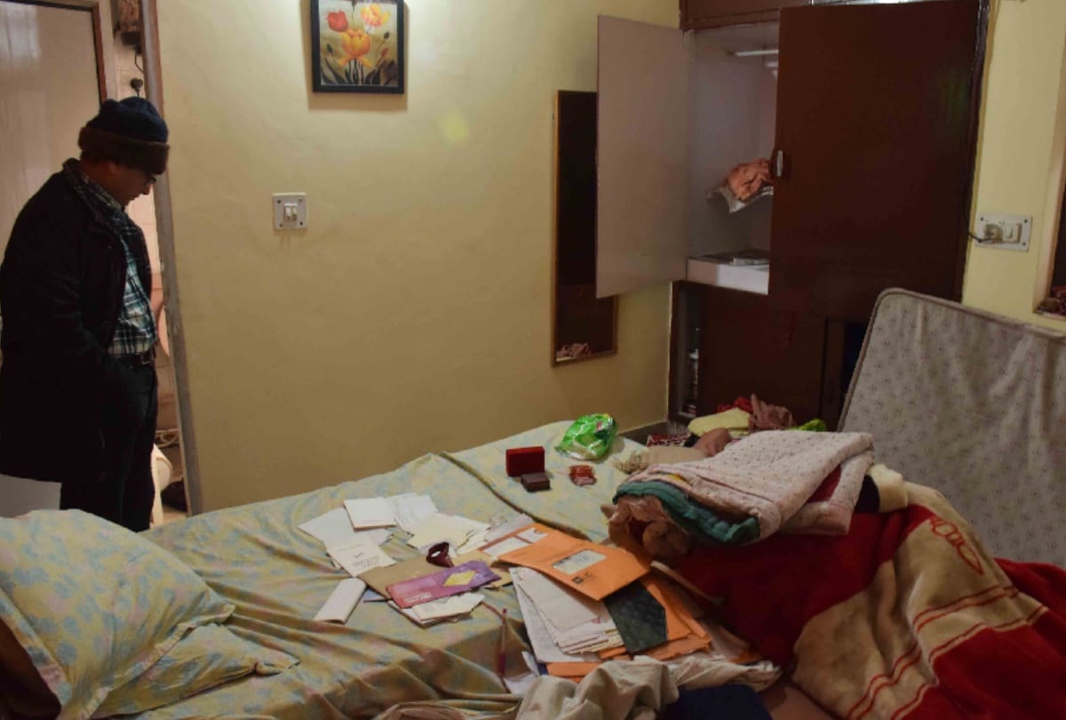 jewelries of rs 10 lakhs were stolen from an engineer's home 