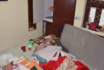 jewelries of rs 10 lakhs were stolen from an engineer's home 