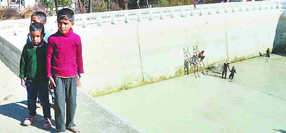 सोलन में पेयजल टैंक दे रहे हादसे को न्योता