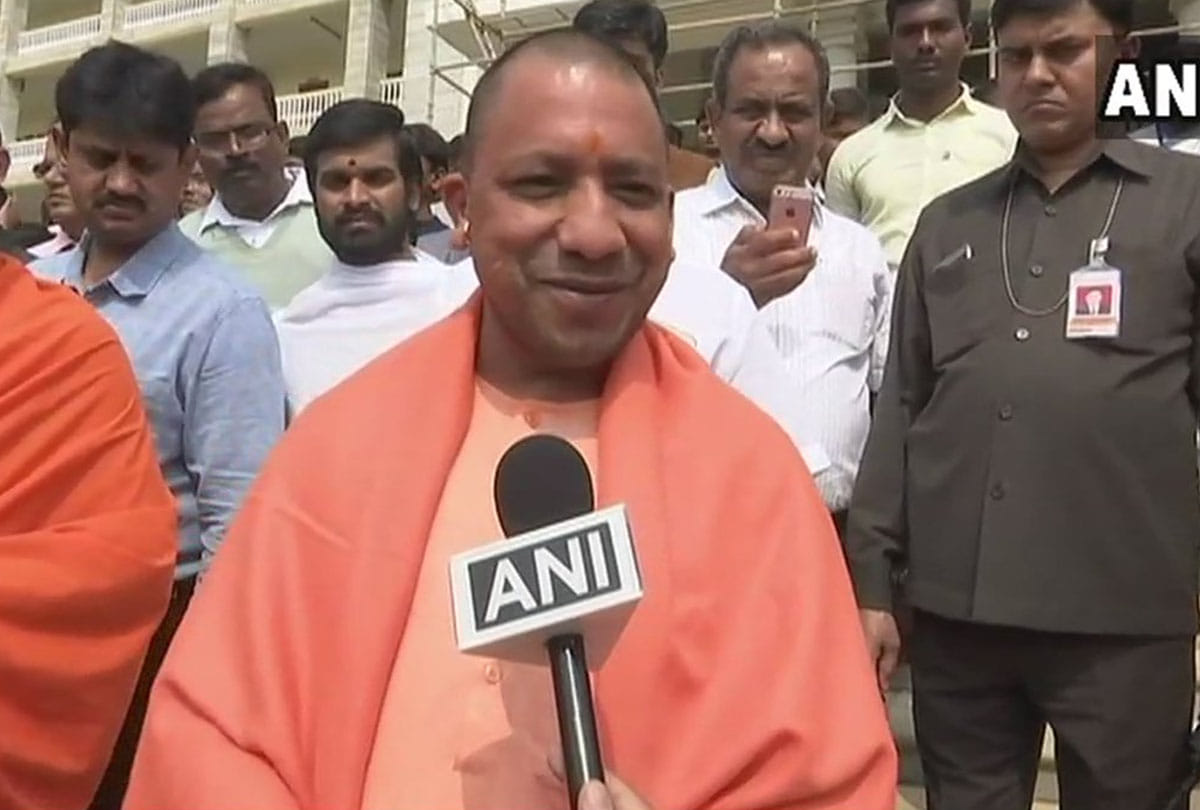 UP cm yogi adityanth reaches Karnataka and will take part in bjp parvartan yatra