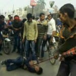 रस्सी में बांधकर गाय चोर को पीटते लोग