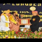 स्वामी राजेंद्रदास को मानद उपाधि देते राष्ट्रपति रामनाथ कोविंद।
