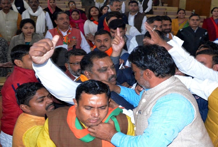 Bawal in Meerut on Vande Mataram, battle in BJP-BSP councilors, see photos