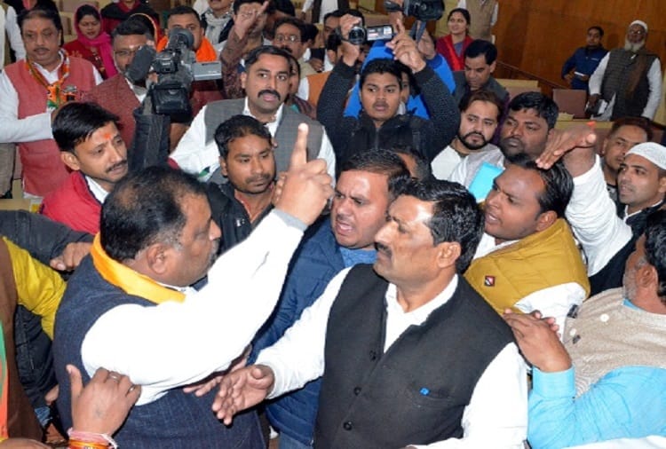 Bawal in Meerut on Vande Mataram, battle in BJP-BSP councilors, see photos