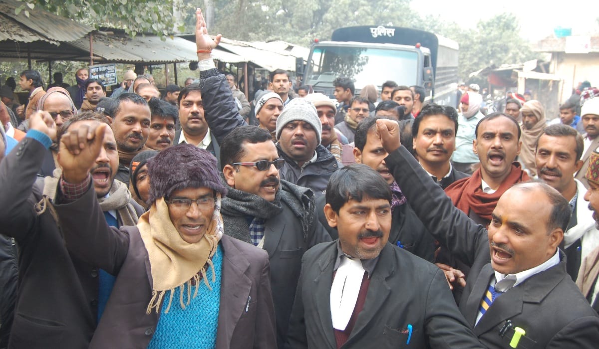 वकी्लों ने मांगे गाड़ी के कागज तो भागे पुलिस वाले