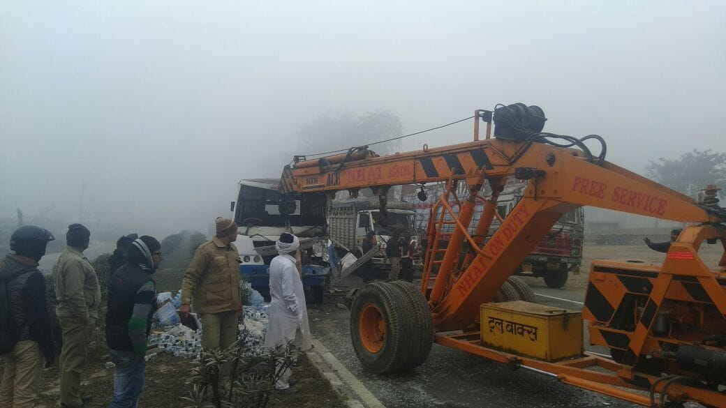 हाईवे पर कोहरे के कहर से टकराए कई वाहन
