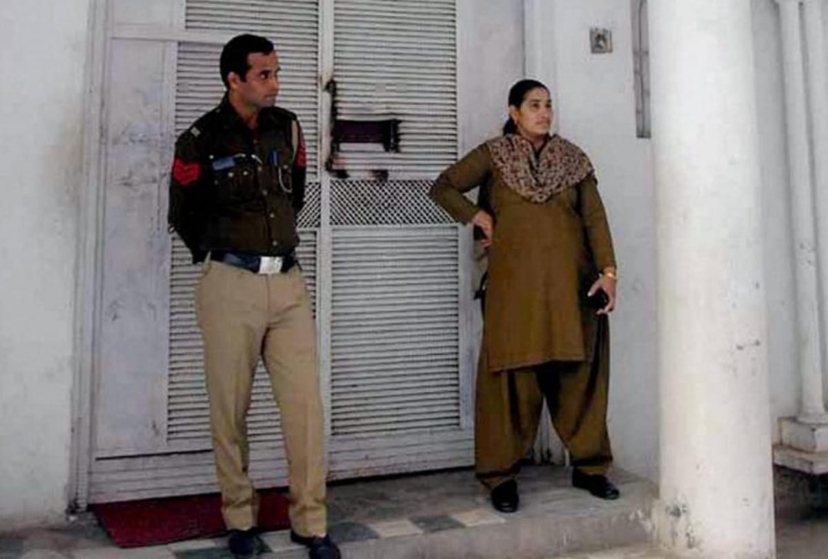 virendra dev dixit lawyer does objectionable comments on women court sent him out of courtroom