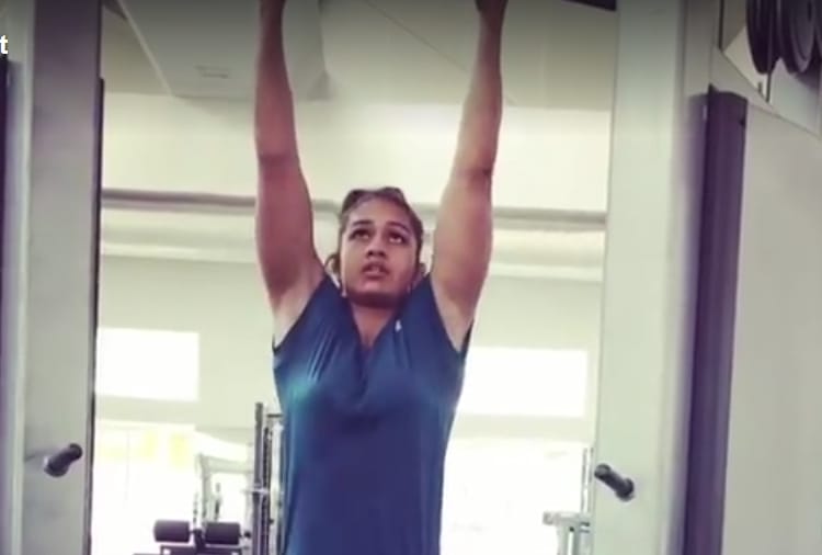 wrestler babita phogat hard training in gym for commonwealth games