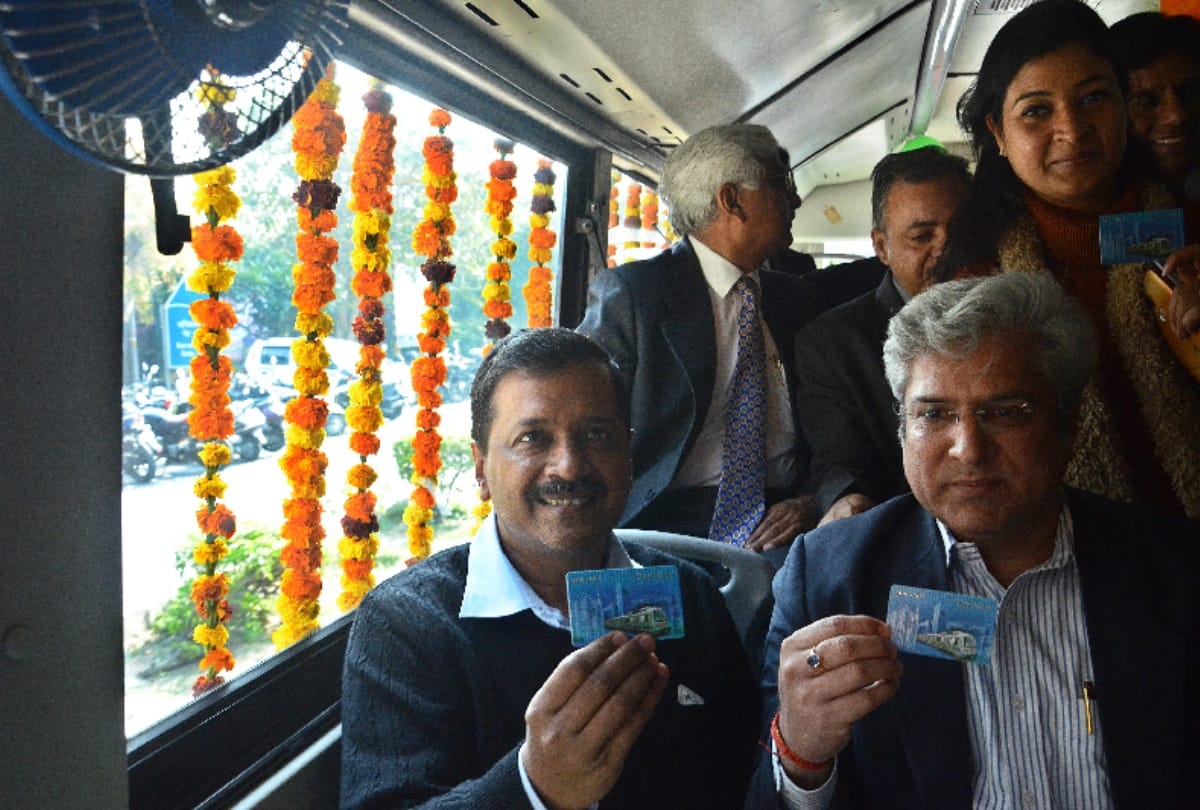 now delhi people can pay metro station parking and feeder bus fare by metro smart card only