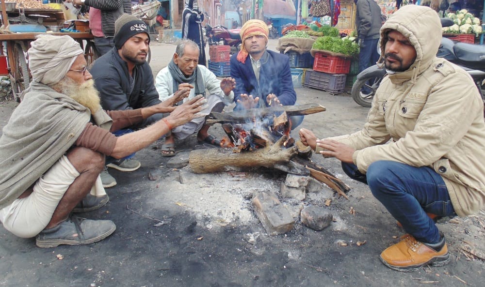 4 persons collapsed due to cold