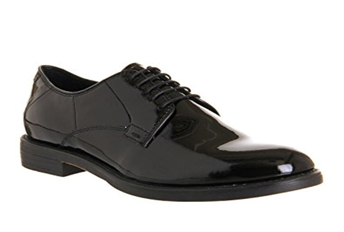 police caught duplicate shoes of a reputed company