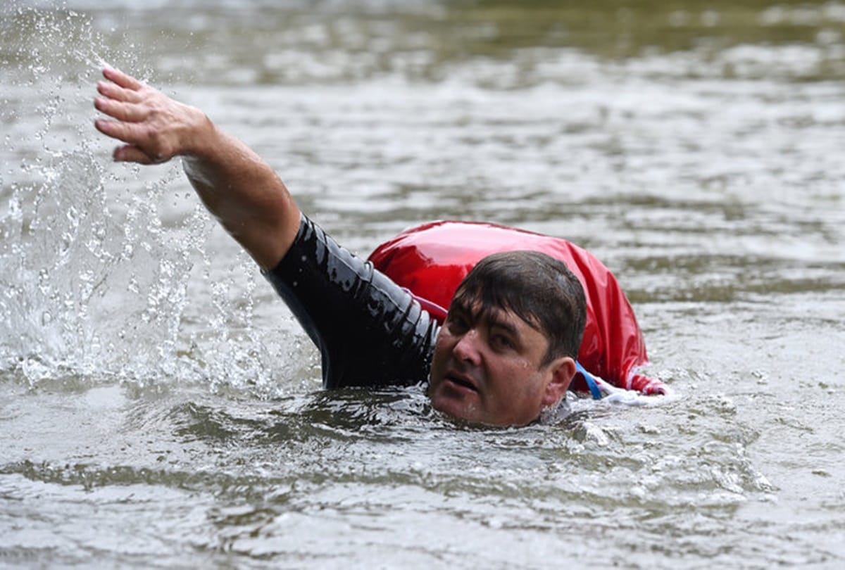 German Man Swims in river to reach office on time every day avoid heavy traffic