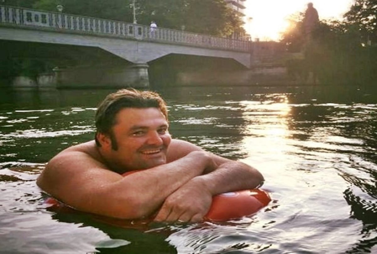 German Man Swims in river to reach office on time every day avoid heavy traffic