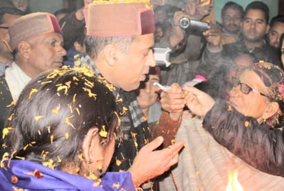 expensive gifts will deposit in himachal chief minister relief fund