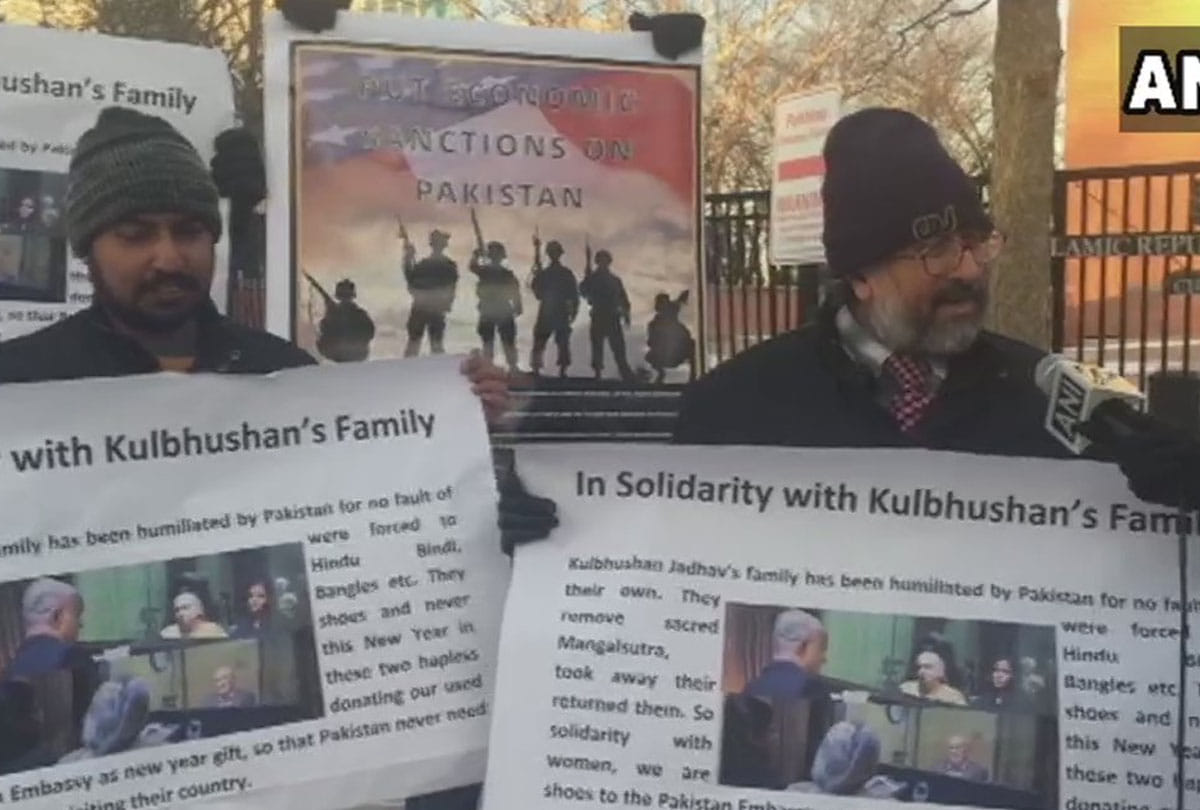 misbehavior with kulbhushan family protest against Pakistan in US with chappal chor tag