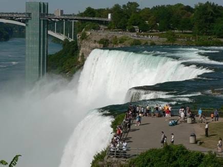 The worlds biggest fall niyagra affects in front of the cold  