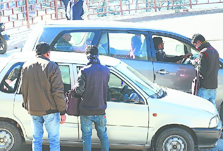 illegal parking charges are recovering for tourist in shimla