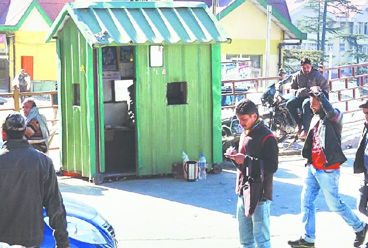 illegal parking charges are recovering for tourist in shimla