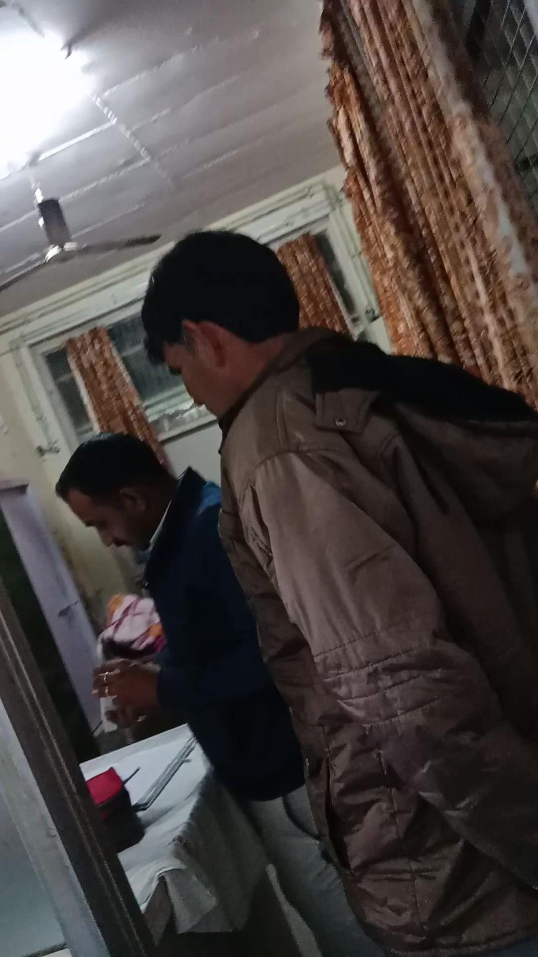अधिकारियों की मिलीभगत से पीजीआई के नेफ्रोलॉजी विभाग में डायलिसिस का सामान बेच रहा बाहरी व्यक्ति 