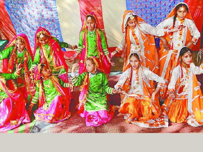 कड़साई स्कूल में मेधावी छात्र किए सम्मानित