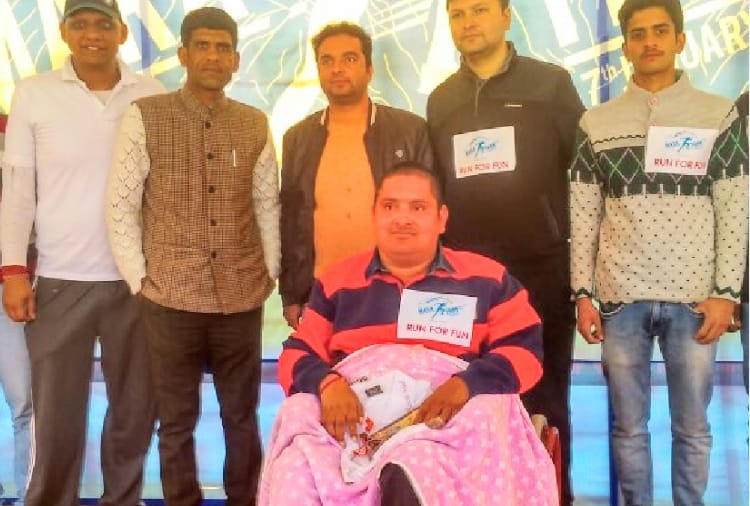 raju saklani of mandi is giving tuition to student on wheelchair