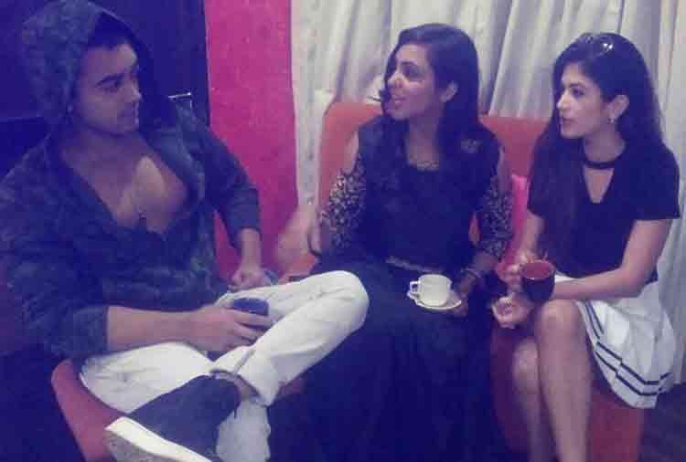 BIGG BOSS 11 LUV TYAGI DOING WHOLE NIGHT PARTY WITH BANDAGI KALRA