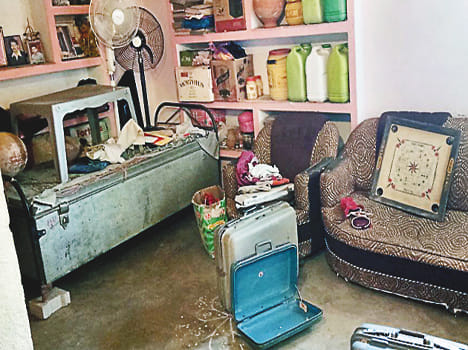 Mother-son looted by making hostage cash