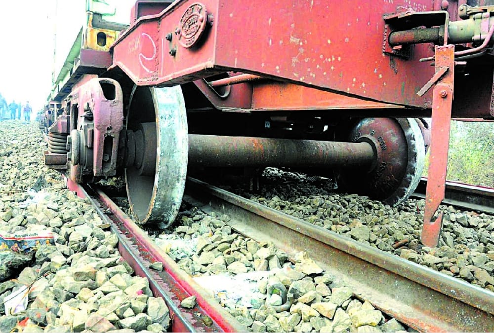 8 bogies of goods train derailed in barabanki lucknow