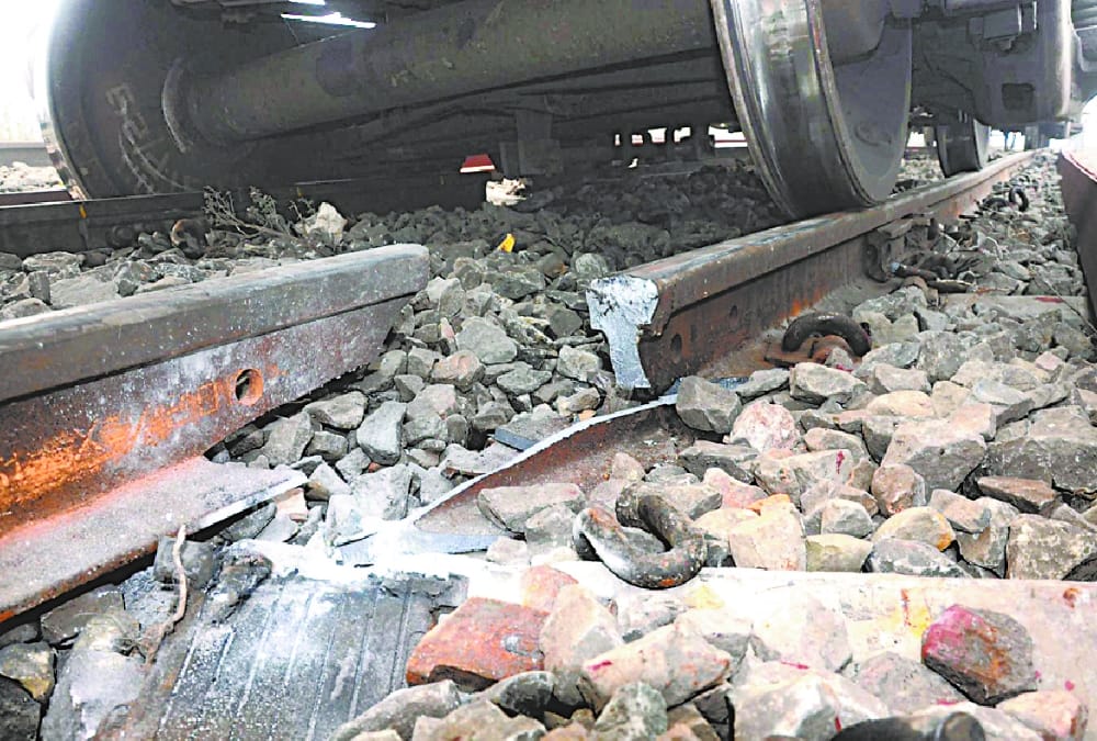 8 bogies of goods train derailed in barabanki lucknow