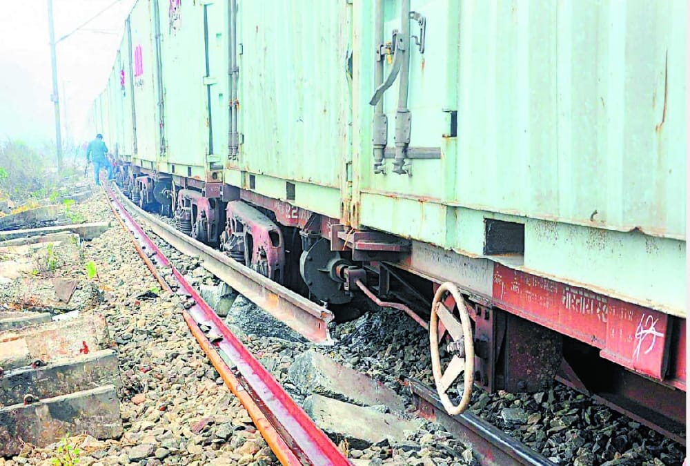 8 bogies of goods train derailed in barabanki lucknow