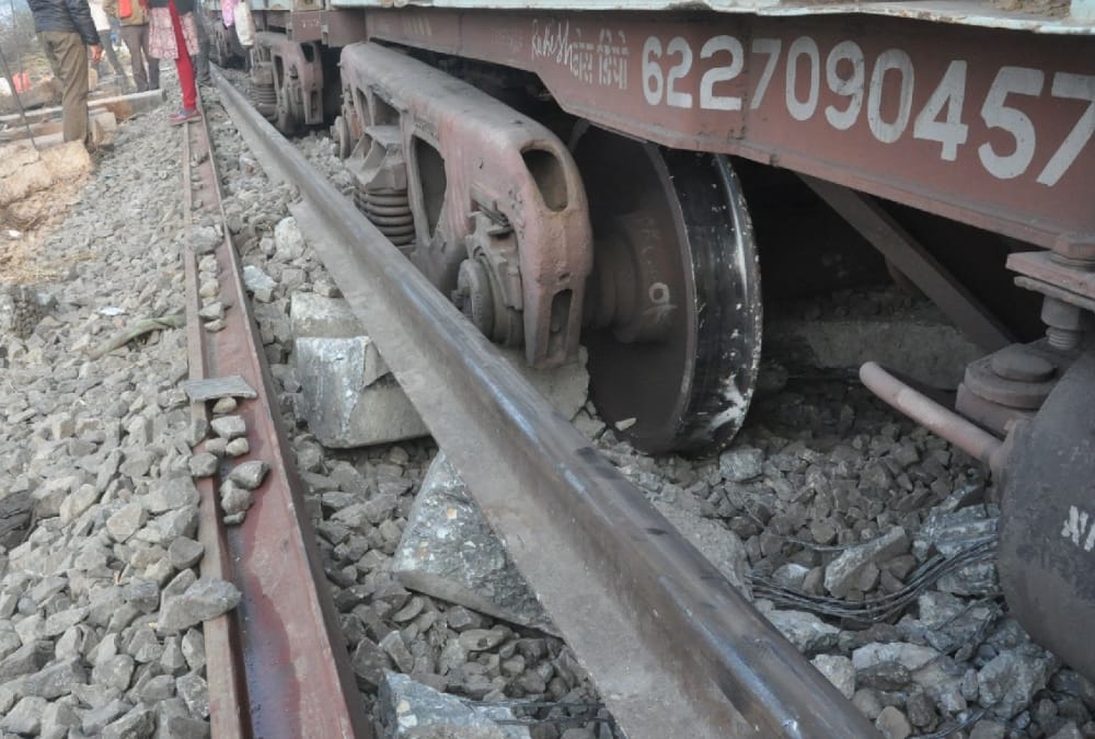 8 bogies of goods train derailed in barabanki lucknow
