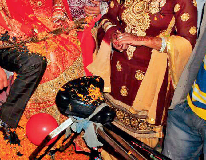 unique marriage, bride departure in rikshaw in punjab