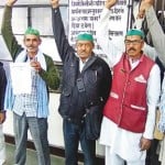 तहसील में प्रदर्शन करते यूनियन के पदाधिकारी।