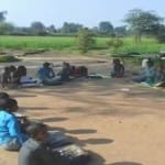 छतरपुर में सरकारी स्कूल में खुले आसमान के नीचे पढ़ते हैं बच्चे