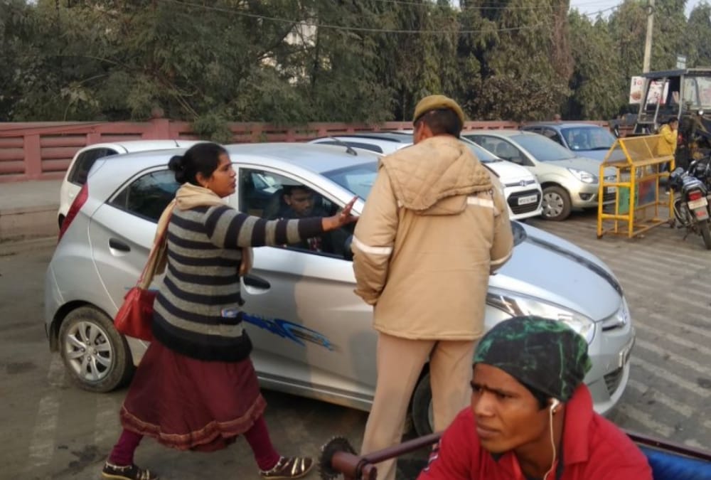women abuses police and nagar nigam for toeing car from no parking zone