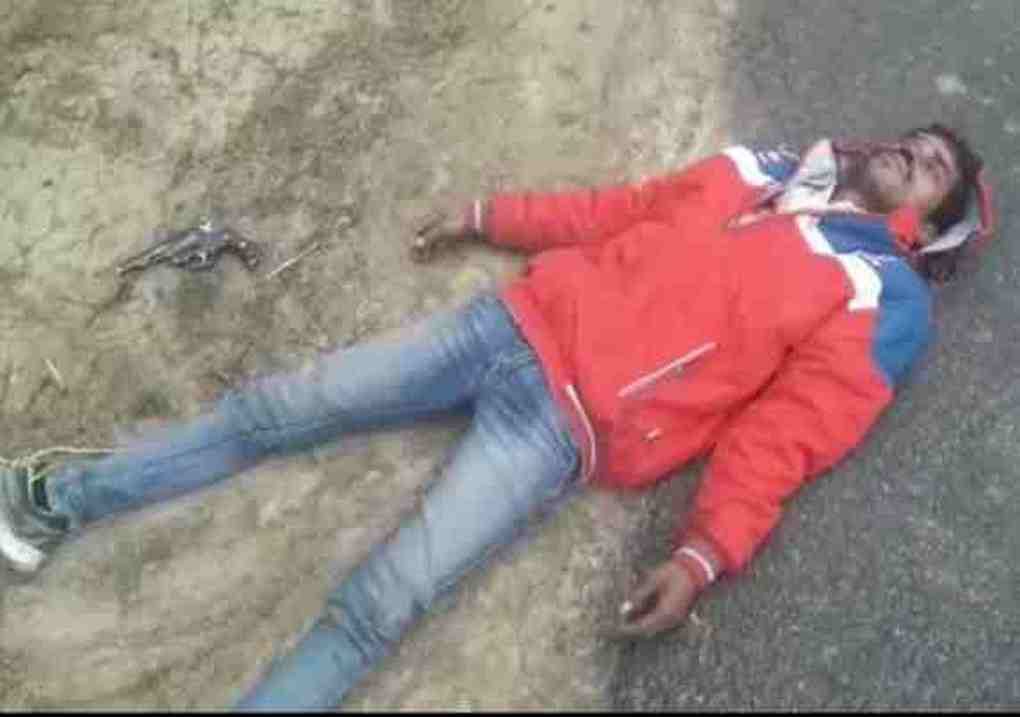 Police encounter in azamgarh and one criminal killed