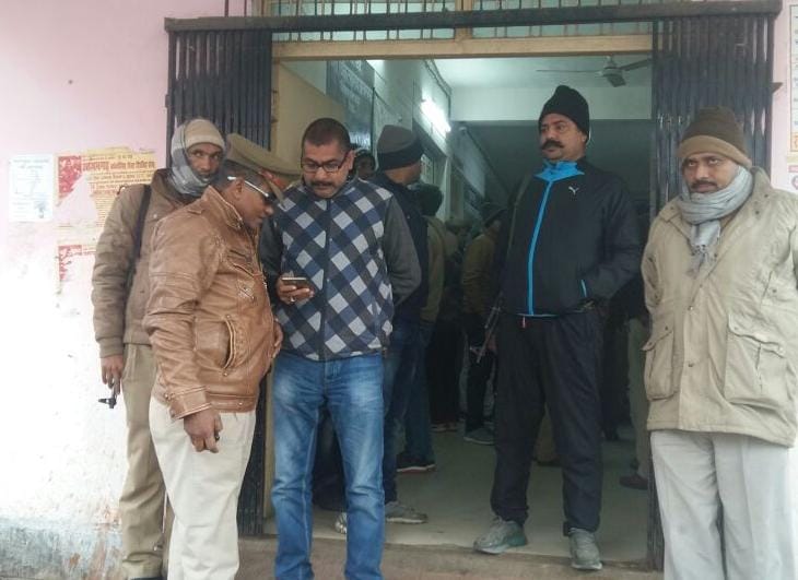 Police encounter in azamgarh and one criminal killed