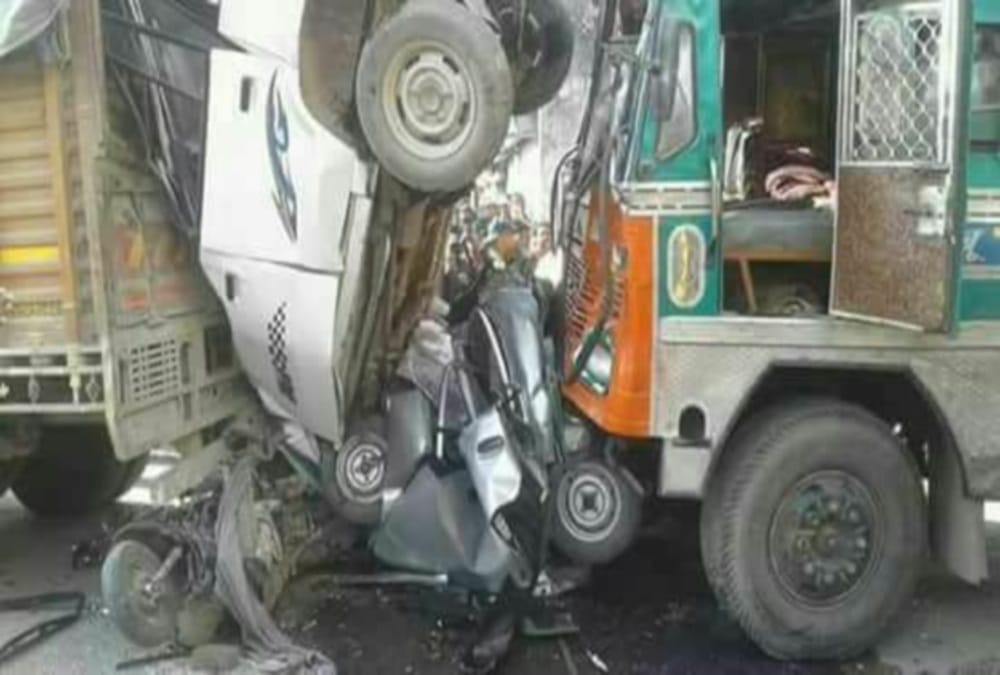 Accident in rishikesh horrible photos of dead body rescue by jcb