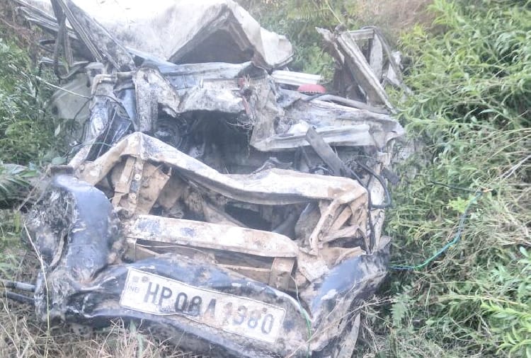 three people died in road accident at nerwa shimla