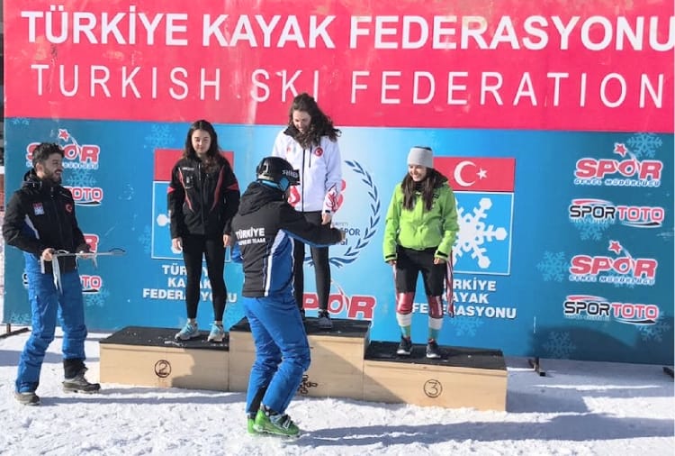 anchal thakur of kullu won bronze medal in skiing