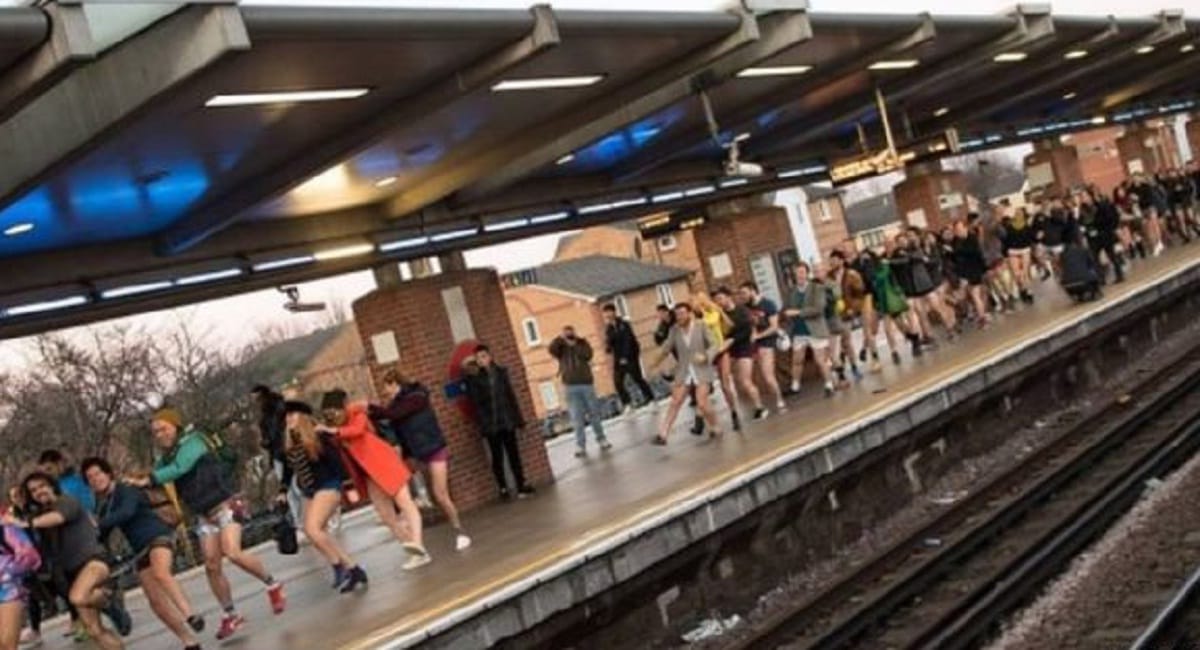 Thousands of boys and girls traveled in Metro without wearing pants