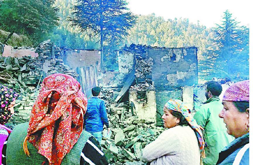 चौरीधार के जाछ गांव में दो मंजिला मकान राख